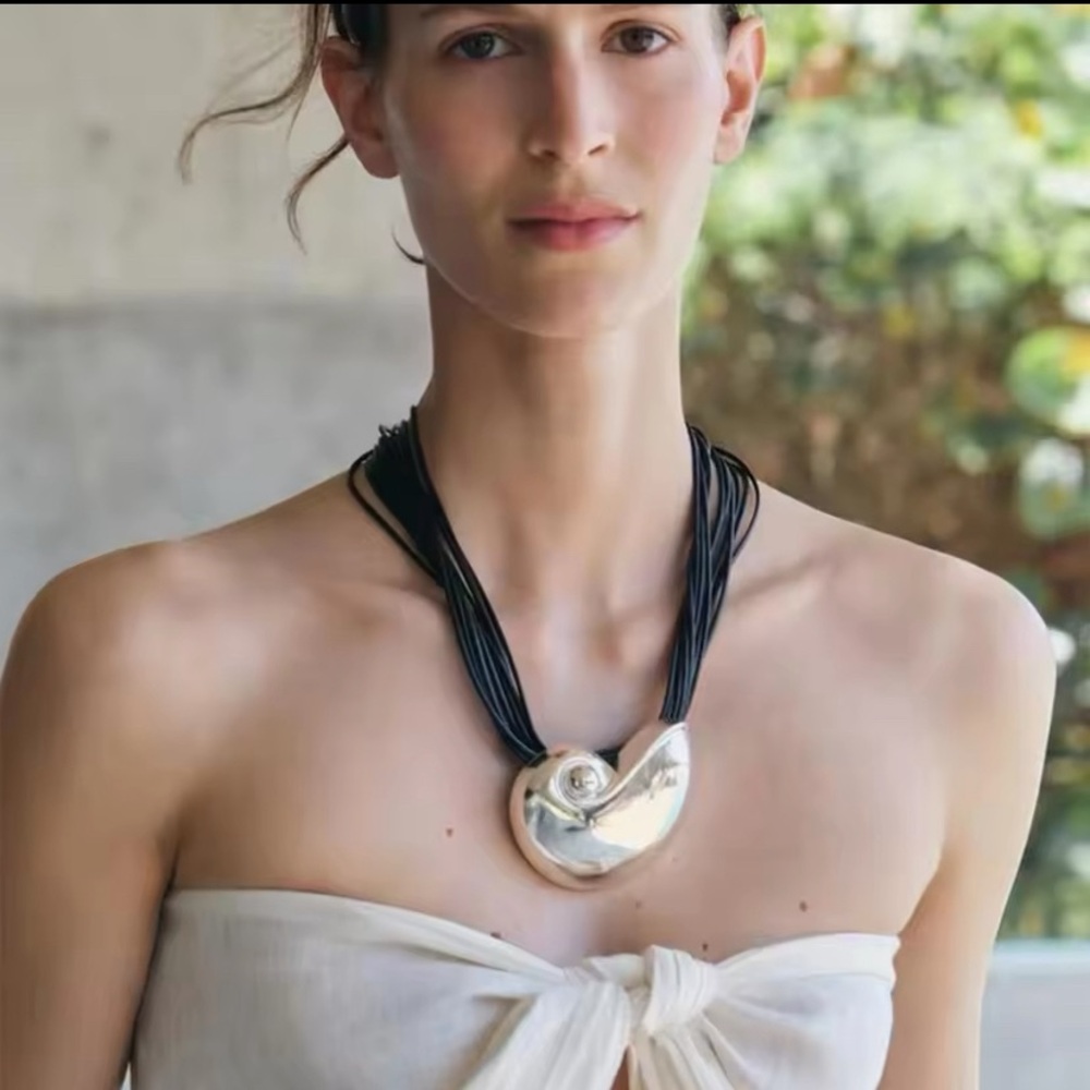 NWOT  Large conch necklace | SILVER ❤️❤️❤️